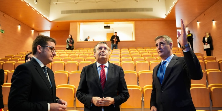 Inaugurado el teatro de Palomares del Río tras una inversión de 1,3 millones de euros del Plan Contigo de la Diputación