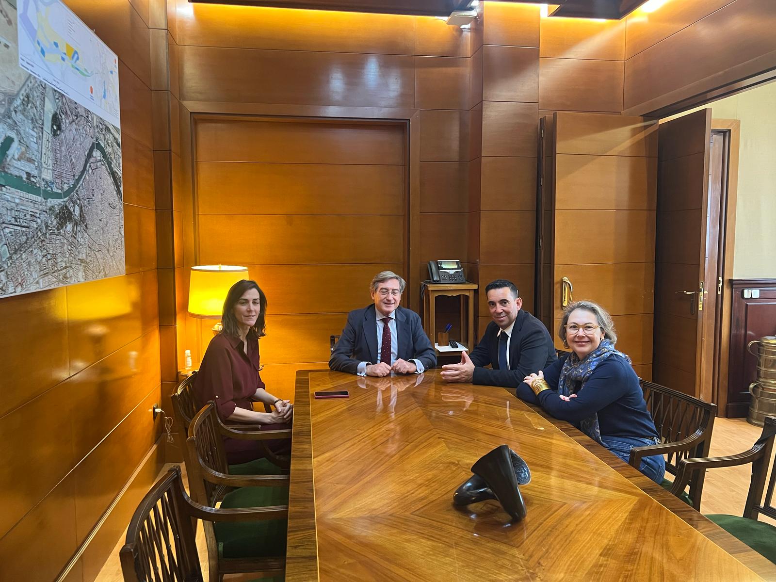 04-230425 VISITA PUERTO SEVILLA 1