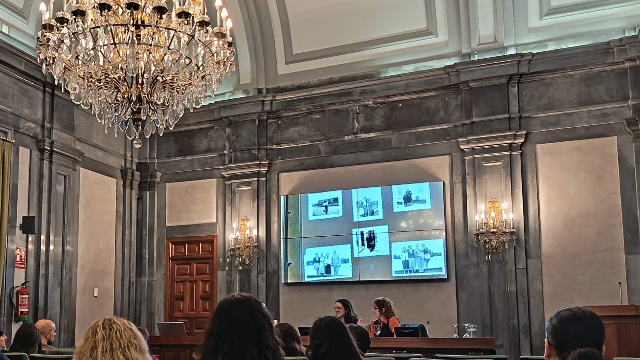 11-061125 FOTO libro Victorina Durán