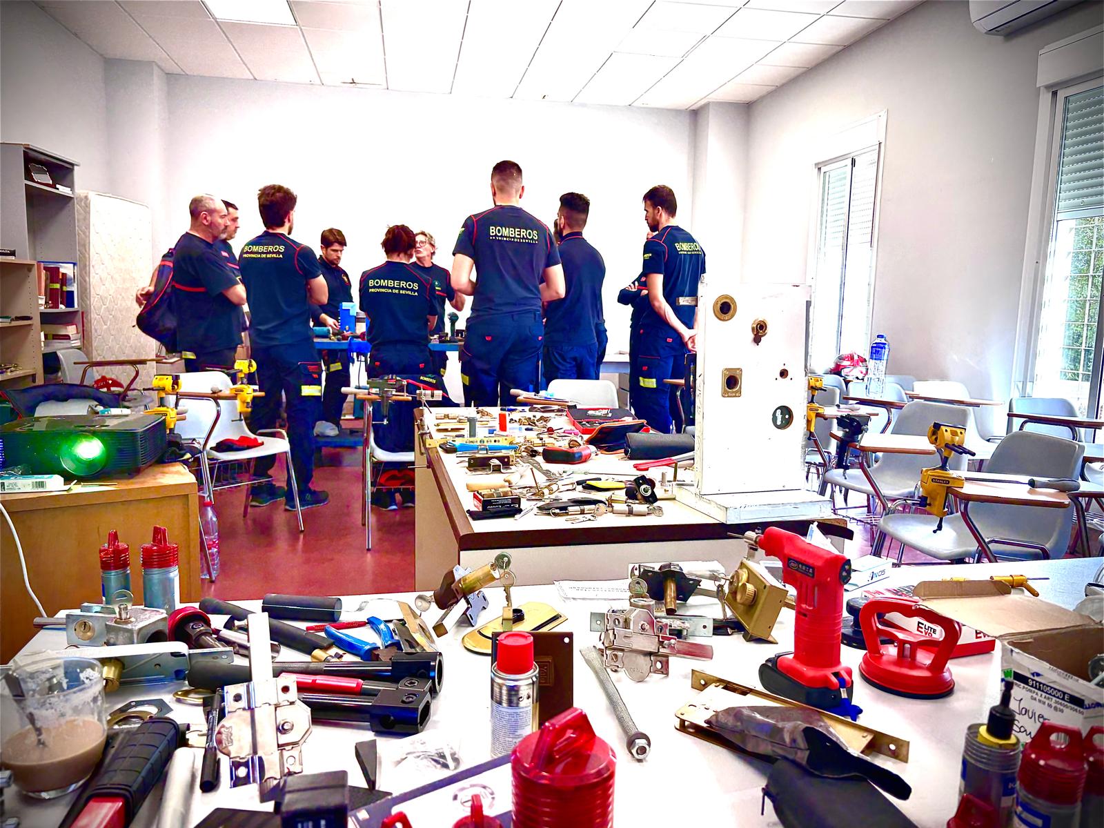 11-111125 Foto CURSO DE BOMBEROS SOBRE APERTURA DE PUERTAS EN SITUACIONES DE EMERGENCIA