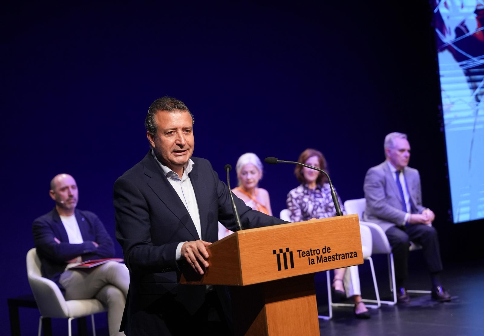 Javier Fernández durante la presentación de la programación Teatro de la Maestranza 26-27