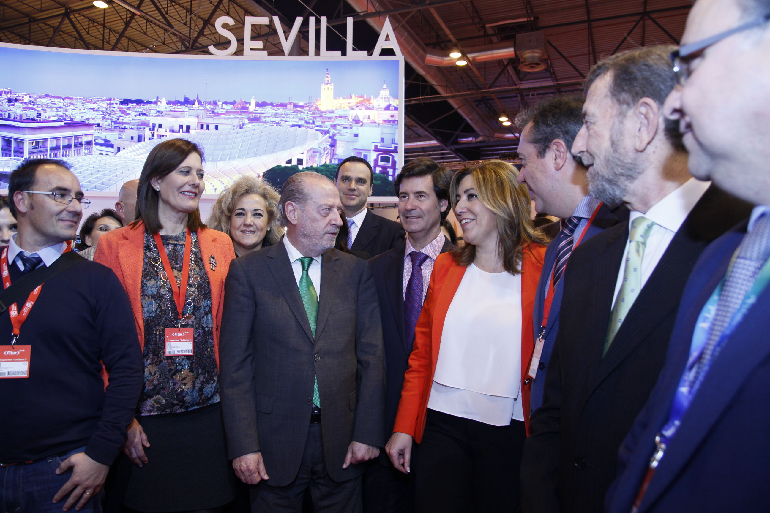 01-200116_Villalobos_y_presidenta_Junta_en_Stand_Sevilla_FITUR.jpg
