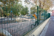Instalación de juegos infantiles y vallados de protección en la red de espacios libres municipales.