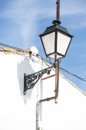 Sustitución de farolas de acero por farolas de fundición y lámparas de leds enel priorato