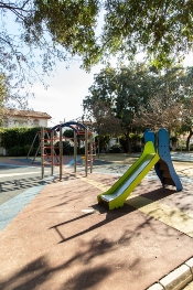 Reparación de zonas de juegos infantiles.