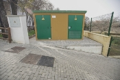 Centro de transformación y acometida eléctrica en alrededores de edificio multifuncional y parque de noria.