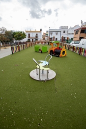 Nueva zona de juegos infantiles de integración en el parque municipal