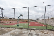 Reparación de pista de baloncesto en el complejo polideportivo municipal