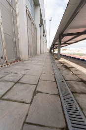 Reparación de recogida de aguas pluviales en el graderío del campo de fútbol municipal