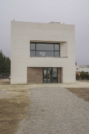 Edificio- exposición del parque del olivar
