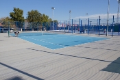 Reparación pista de tenis y espacios exteriores en polideportivo municipal.