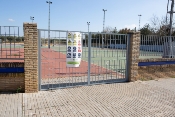 Reparación de cerramiento y adecuación de las pistas deportivas, sitas en avda. de la constitición, s/n